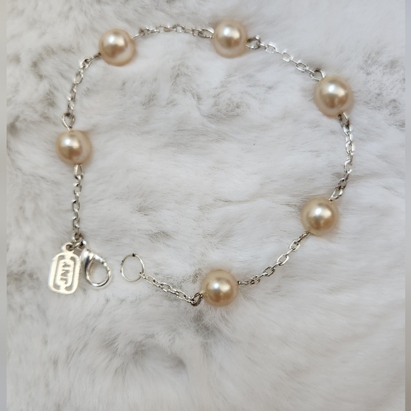 Vintage Faux Pearl Bracelet - Picture 4 of 4